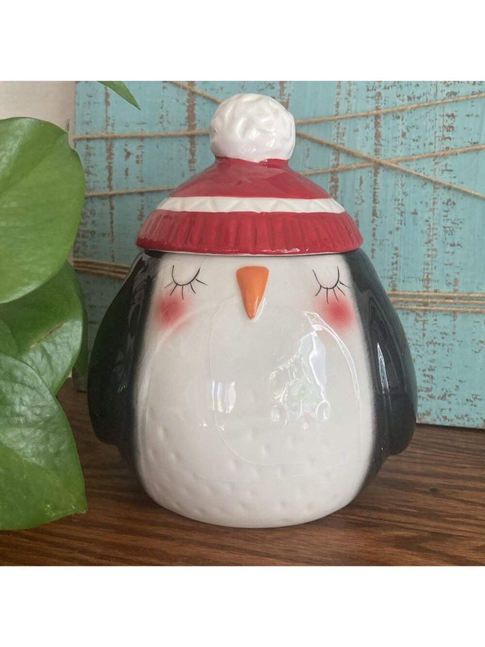 Christmas Penguin Cookie Jar by Arlington Designs. 8.5" EUC (some crazing)